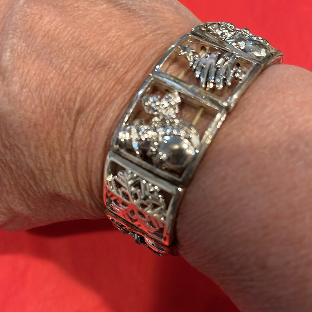 HOLIDAY BRACELET WITH SNOWMAN, SNOWFLAKE, AND CHRISTMAS SILVER TONE LINKS